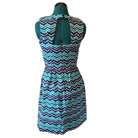 Vineyard Vines Fit & Flare Dress Chevron Blue White Open Back Size 4 Preppy EUC - Picture 3 of 11